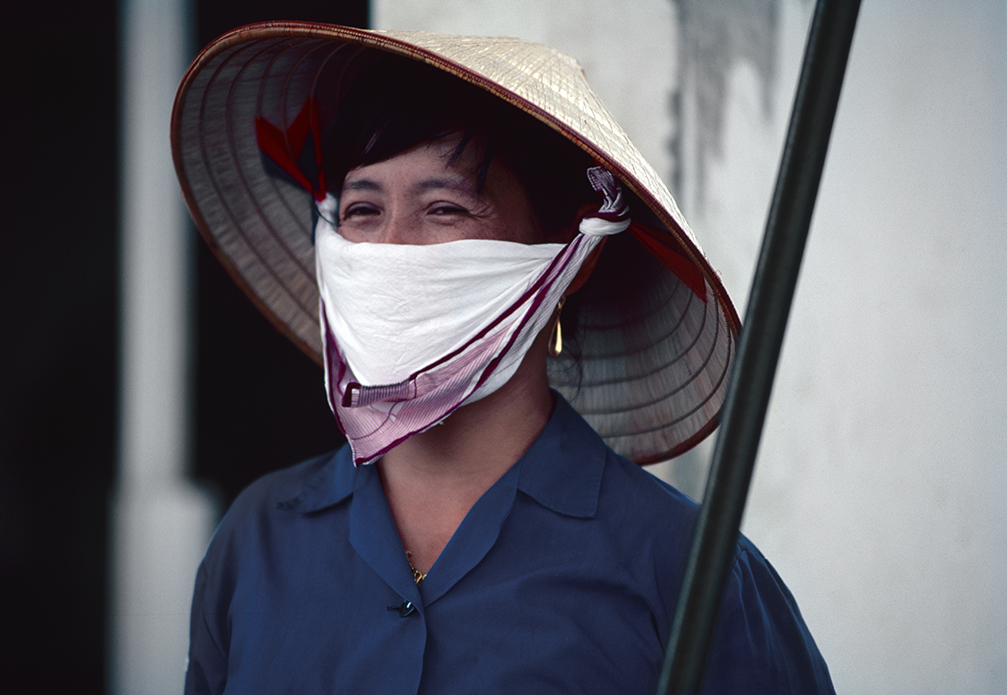 0055 Mujer pañuelo Vietnam 1996 ret low