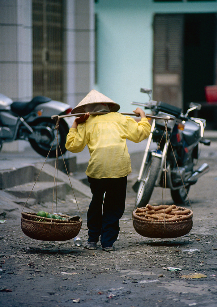 0071 Mujer con balancín Vietnam 1996 ret low copia