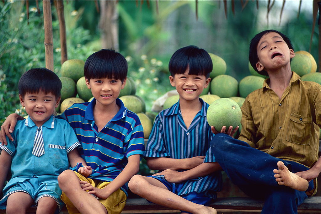 Niños puesto de melones Vietnam 1996
